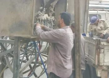 موظف شركة الكهرباء السورية يصلح عطل فني